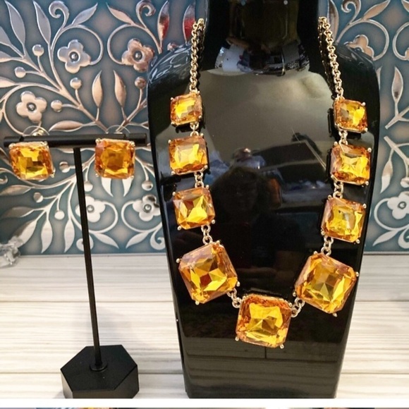 Jewelry - VINTAGE STUNNING orange topaz color necklace and earring set.​​